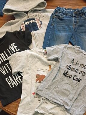 🏈 Kids 5 Piece Bundle -Grey Graphic T-Shirt - Ask Me About My Moo Cow